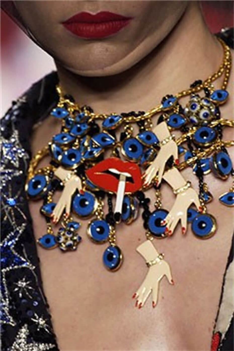 ARIS-GELDIS-jewelry-paris-haute-couture-handmade-press-fashionshow-necklace-hands-930x1395